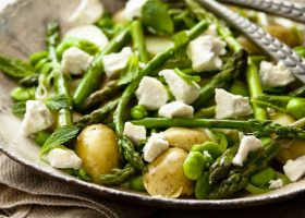 طريقة عمل سلطة البطاطس والهليون