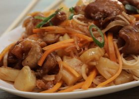 طريقة عمل نودلز سويت آند سور مع الخضار