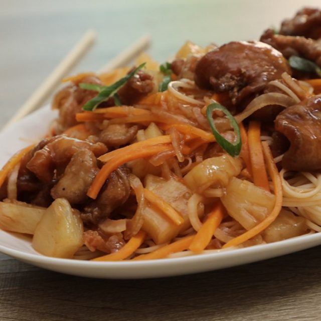 طريقة عمل نودلز سويت آند سور مع الخضار