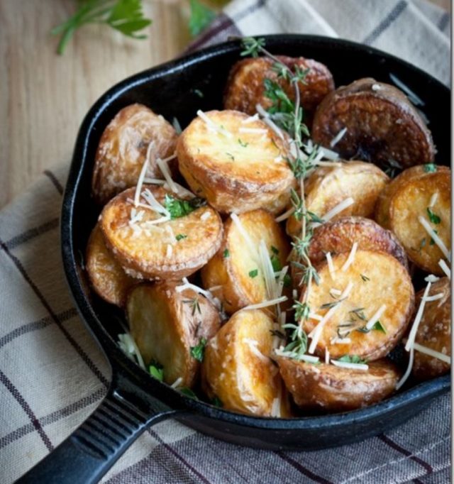 طريقة عمل البطاطس المقرمشة المشوية