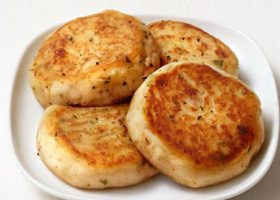 طريقة عمل فطاير بالبطاطس والجبنة