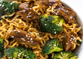 طريقة عمل نودلز باللحم والبروكلي