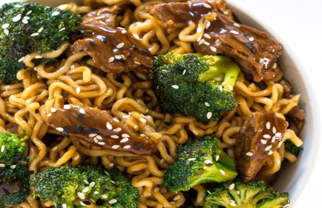 طريقة عمل نودلز باللحم والبروكلي