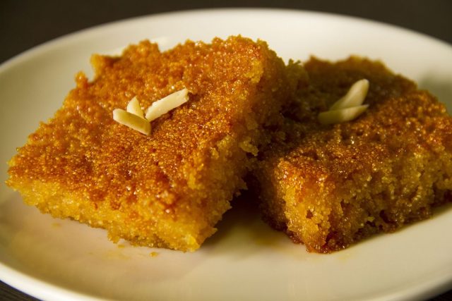 طريقة عمل بسبوسة بدون حليب