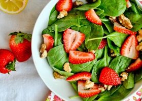 طريقة عمل سلطة السبانخ والفراولة