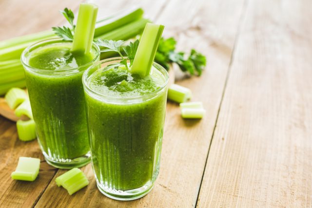 طريقة عمل عصير التفاح الأخضر والكرفس