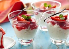 طريقة عمل الأرز بالحليب مع صلصة الفراولة