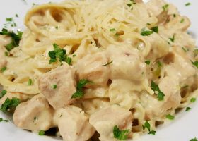 طريقة عمل مكرونة بالصوص الأبيض والفراخ دايت