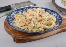 طريقة عمل فتوشيني مع الروبيان وصلصة الليمون