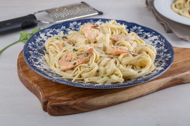 طريقة عمل فتوشيني مع الروبيان وصلصة الليمون