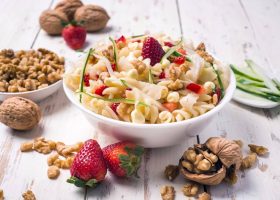 طريقة عمل سلطة المكرونة والفراولة