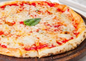 طريقة عمل بيتزا المارجريتا