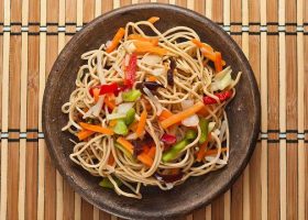 طريقة عمل مكرونة صينية بالخضار