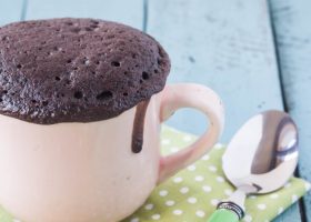 طريقة عمل كيك الشوفان بالشوكولاتة بالمج بثلاث دقائق