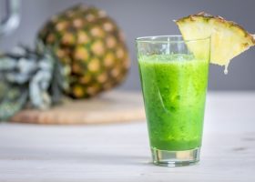 طريقة عمل سموثي الأناناس والسبانخ