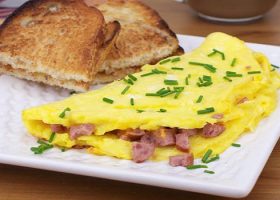 طريقة عمل أومليت البيض مع النقانق والجبن