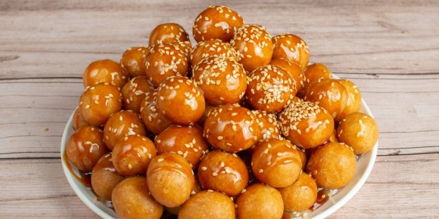 طريقة عمل لقيمات بالسمسم والعسل