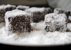 طريقة عمل كيك الفانيليا بالنوتيلا وجوز الهند