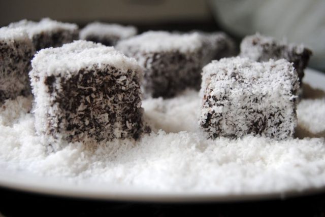 طريقة عمل كيك الفانيليا بالنوتيلا وجوز الهند