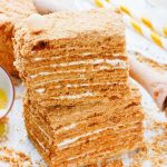طريقة عمل كيكة العسل الكذابه