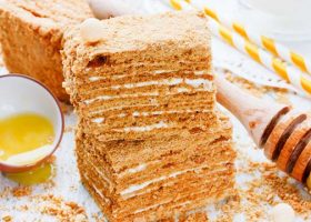 طريقة عمل كيكة العسل الكذابه