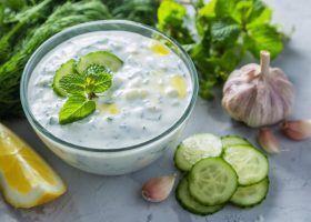 طريقة عمل سلطة الزبادي بالخيار والزبيب