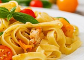 طريقة عمل فيتوتشيني الدجاج بالطماطم والريحان