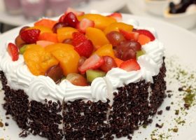 طريقة عمل كيكة الفواكة بالكريمة