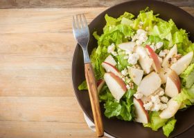 طريقة عمل سلطة التفاح الأخضر مع الجرجير