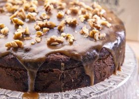 طريقة عمل كيك التمر بالكراميل والجوز