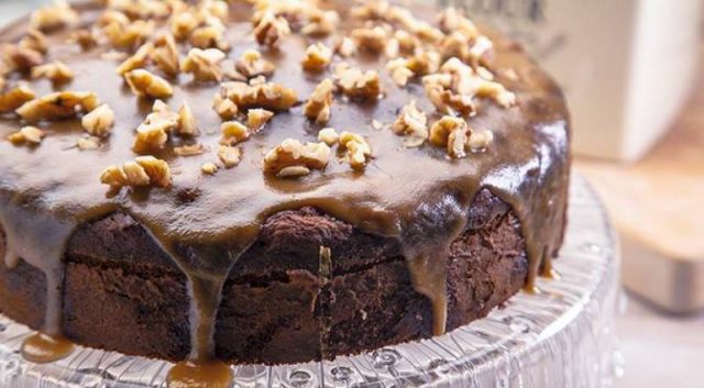 طريقة عمل كيك التمر بالكراميل والجوز