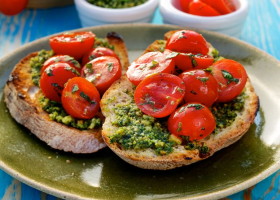 طريقة عمل بروشكيتا بالبستو وجبنة الفيتا