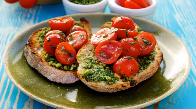 طريقة عمل بروشكيتا بالبستو وجبنة الفيتا