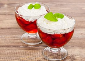 طريقة عمل حلى البسكويت بالفواكة والجيلو