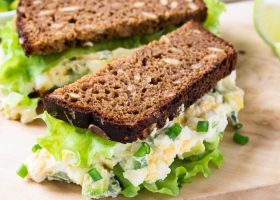 طريقة عمل ساندويش البيض بالأفوكادو للدايت