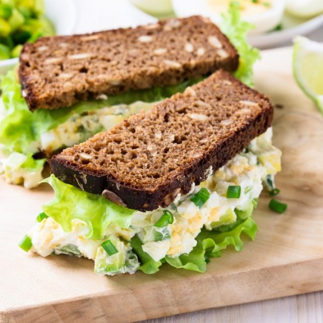 طريقة عمل ساندويش البيض بالأفوكادو للدايت