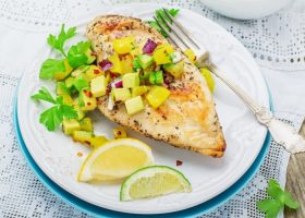 طريقة عمل دجاج مشوي مع صلصة الأناناس والأفوكادو