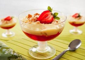 طريقة عمل ترافيل بالبسكويت والفاكهة