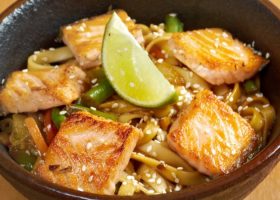 طريقة عمل نودلز صيني مع السلمون للرجيم