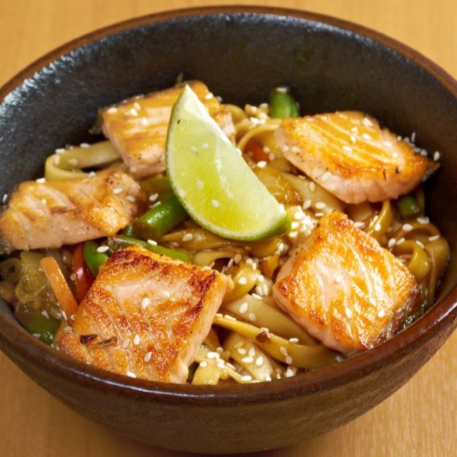 طريقة عمل نودلز صيني مع السلمون للرجيم