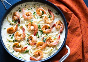 طريقة عمل باستا بالروبيان والصوص الأبيض