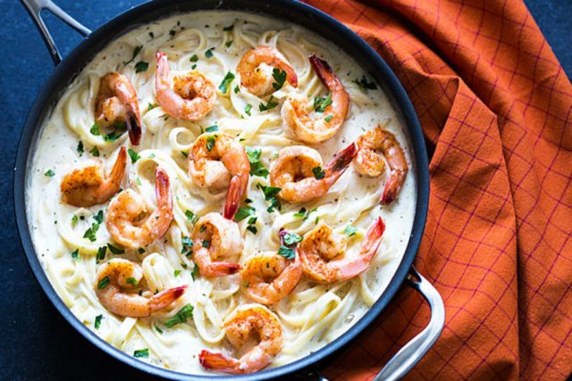 طريقة عمل باستا بالروبيان والصوص الأبيض