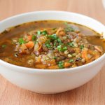 طريقة عمل شوربة عدس مع الأرز البني