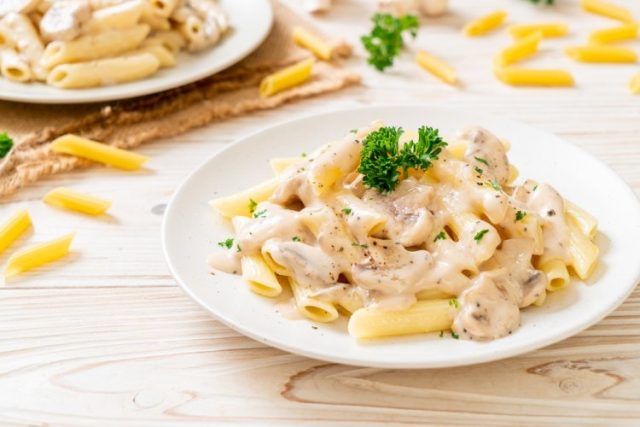 طريقة عمل مكرونة بكريمة الطبخ بدون دجاج