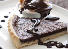 طريقة عمل تارت البسكويت بالقشطة والشوكولاتة