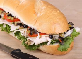 طريقة عمل ساندويش التيركي والخس بالخبز الفرنسي