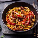طريقة عمل نودلز بالخضار واللحم