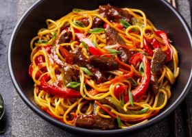 طريقة عمل نودلز بالخضار واللحم