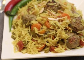 طريقة عمل أرز بكرات اللحم والطماطم