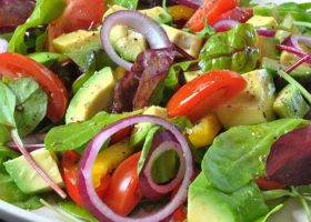 طريقة عمل سلطة الأفوكادو للرجيم